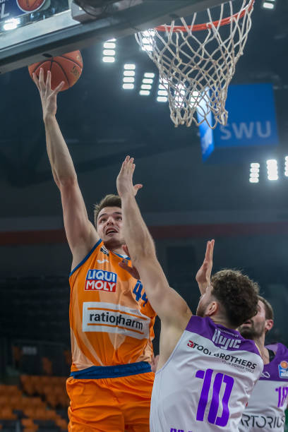 而森林狼则 而森林狼则